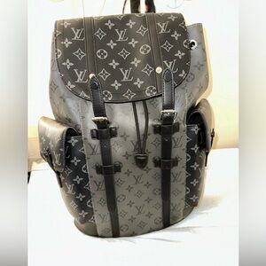 Men’s Louis Vuitton Christopher MM backpack in Monogram Eclipse!